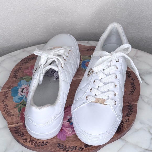 🅶 G By Guess Backer Quilted White Sneaker, Size 9 - Picture 4 of 11